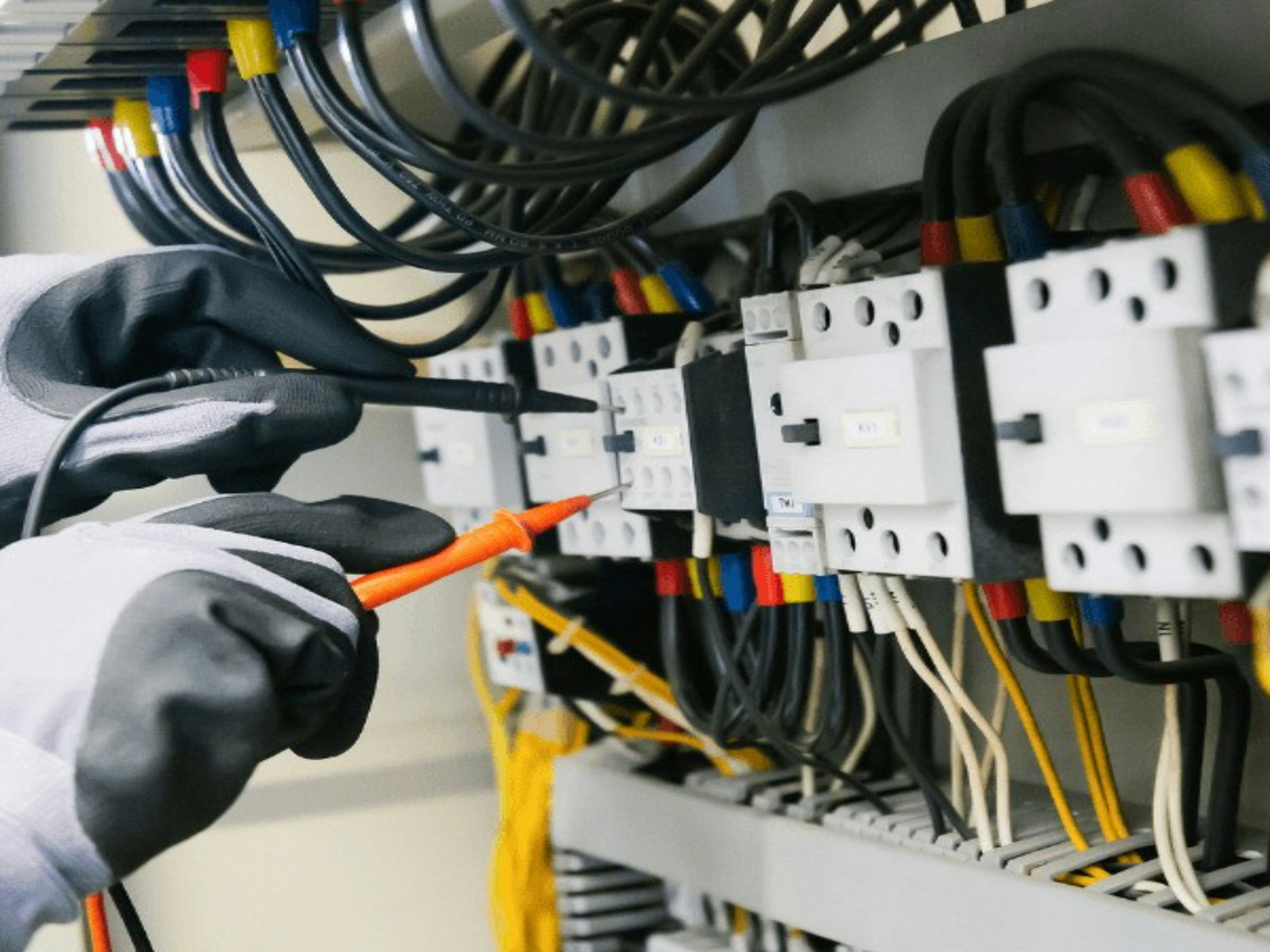 Técnico trabajando en una instalación eléctrica industrial.